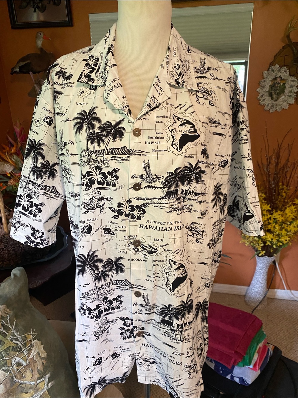 MEN’S Casual Hawaiian Print Button-Down Shirt - Black on White
